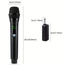 Este micrófono inalámbrico portátil y multifuncional cuenta con un diseño dinámico y viene con tres baterías recargables, lo que lo hace ideal para cantar al aire libre y hacer karaoke.