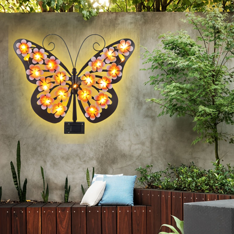 Una lámpara de pared con forma de mariposa, una luz decorativa con silueta de mariposa de arte de hierro con energía solar, adecuada para jardines al aire libre, patios y decoraciones festivas de primavera en paredes exteriores.