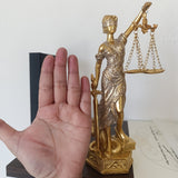 Estatua de resina dorada de la diosa de la justicia - Escultura griega de la ley de 23.98 cm con máscara para los ojos, llamado del cielo y espada, decoración para hogar y oficina, decoración para estantería