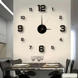 Reloj de Pared Silencioso y Luminoso Moderno - Autoadhesivo, Números Grandes Dorados y Segundero Rojo, Diseño de Espejo Acrílico para Sala o Estudio, Funciona con Pilas (Pila AA No Incluida)