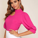 Top de manga farol con diseno de corte rosado neon