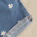 Shorts en mezclilla con bordado floral