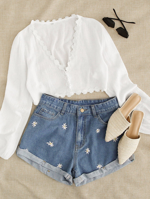 Shorts en mezclilla con bordado floral