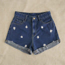 Shorts en mezclilla con bordado floral