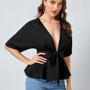Top peplum de cintura con cordon de cuello profundo
