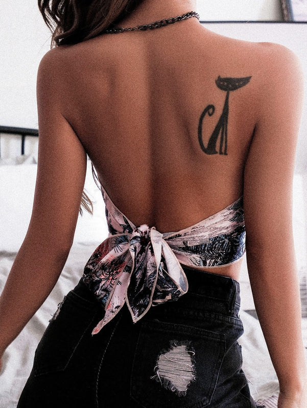 Top de cuello halter con cadena de espalda con cordon