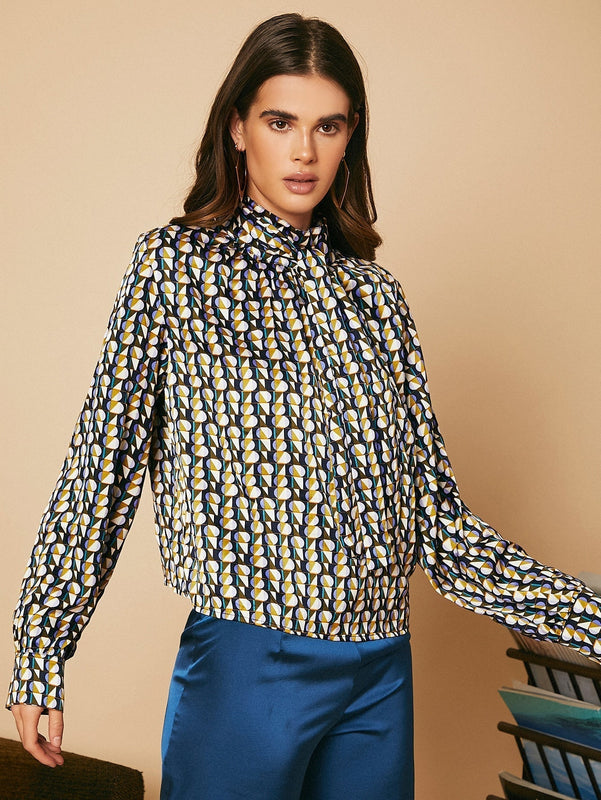 Top de cuello con cordon con estampado