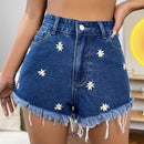 Shorts en mezclilla con bordado de margarita bajo crudo