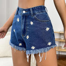 Shorts en mezclilla con bordado de margarita bajo crudo