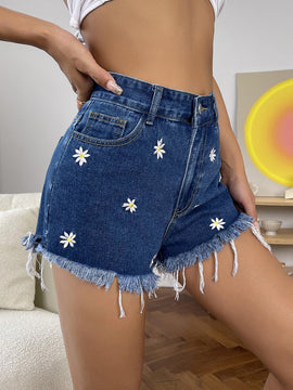 Shorts en mezclilla con bordado de margarita bajo crudo