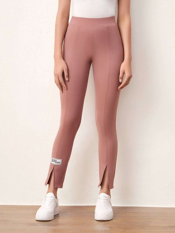 Mulvari Pantalones con diseno de parche de letra bajo con abertura