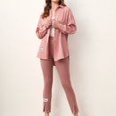 Mulvari Pantalones con diseno de parche de letra bajo con abertura
