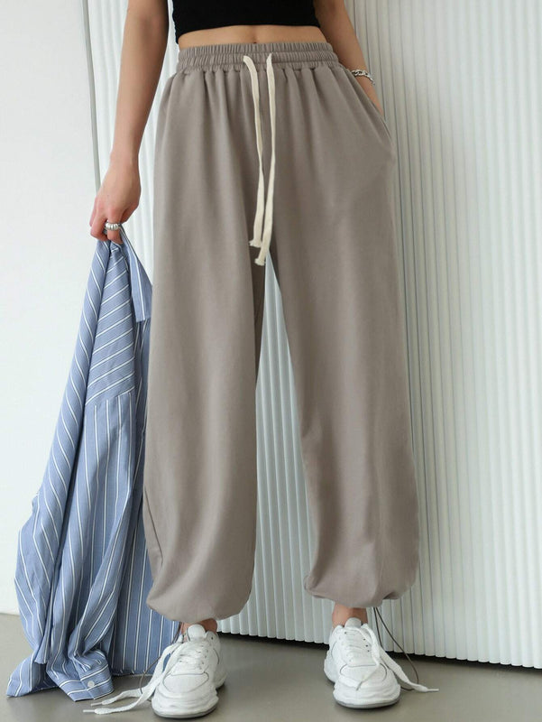 DAZY Pantalones Tapered Con Bolsillos Inclinados Y Cintura Ajustable Con Cordon