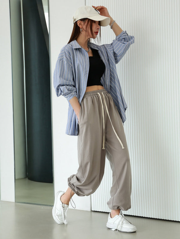 DAZY Pantalones Tapered Con Bolsillos Inclinados Y Cintura Ajustable Con Cordon