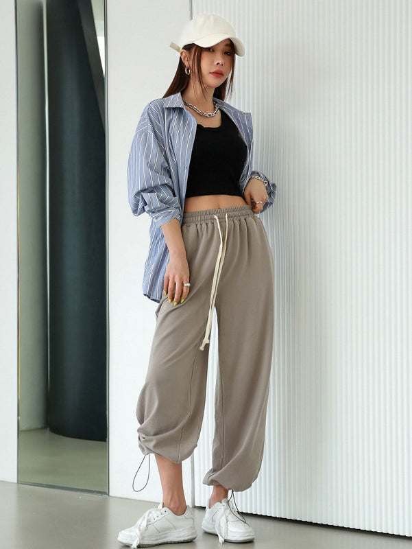 DAZY Pantalones Tapered Con Bolsillos Inclinados Y Cintura Ajustable Con Cordon