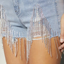 Shorts en mezclilla de talle alto bajo crudo con diamante de imitacion con fleco