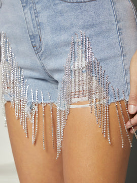 Shorts en mezclilla de talle alto bajo crudo con diamante de imitacion con fleco