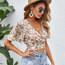 VCAY Top corto floral de espalda con fruncido de manga con volante de cuello cruzado