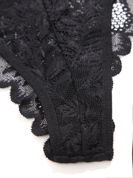 Tangas con abertura con encaje en contraste