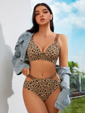 Set de lenceria con estampado de leopardo con abertura en contraste con cinta con letra