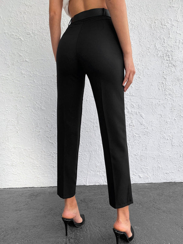 Pantalones cortos de color solido de ajuste delgado con bolsillos diagonales