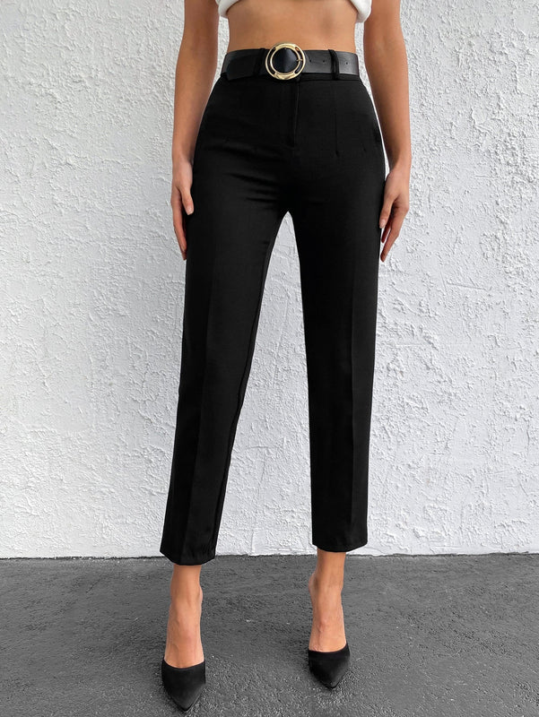 Pantalones cortos de color solido de ajuste delgado con bolsillos diagonales