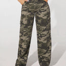 PETITE Jeans cargo con estampado de camuflaje con bolsillo con solapa