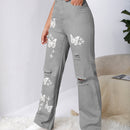 Jeans con lavado con diseno de desgarro con mariposa