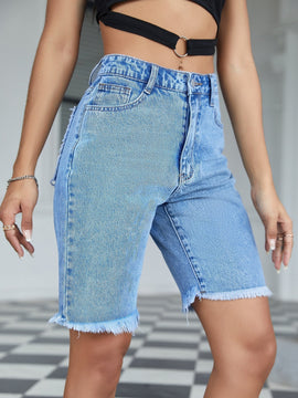 Shorts en mezclilla con bolsillo oblicuo bajo crudo