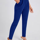 Pantalones ajustados unicolor con bolsillo oblicuo