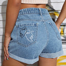 EZwear Shorts en mezclilla con estampado de figura bajo doblado