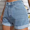 EZwear Shorts en mezclilla con estampado de figura bajo doblado