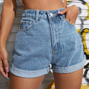 EZwear Shorts en mezclilla con estampado de figura bajo doblado