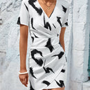 Vestido con estampado de pincelada fruncido lateral bajo tulipan