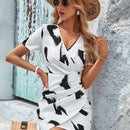 Vestido con estampado de pincelada fruncido lateral bajo tulipan