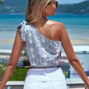 VCAY Camisa crop con estampado floral de un hombro con diseno de nudo