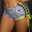 ICON Traje de bano de verano para playa con estampado marmol en estilo rave, cordones luminosos en los costados y detalles de contraste en los bordes de los shorts