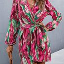 Vestido cruzado con estampado de manga farol con cinturon