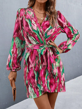Vestido cruzado con estampado de manga farol con cinturon