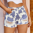 Shorts mezclilla desgarro bajo crudo con estampado de vaca