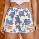 Shorts mezclilla desgarro bajo crudo con estampado de vaca