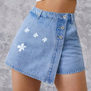 Skort mezclilla con estampado floral con boton delantero