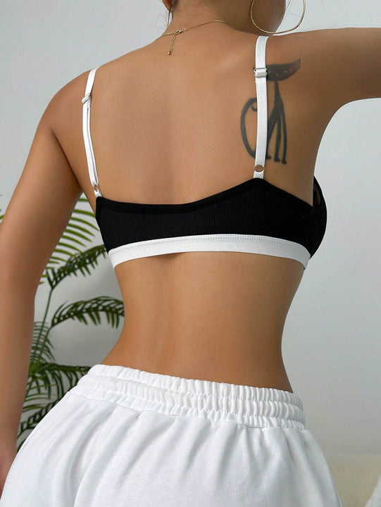 Sujetador con parche de letra unido en contraste