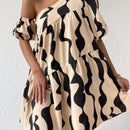 Prive Vestido smock con estampado de cuello asimetrico de manga farol bajo con fruncido