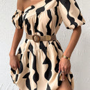 Prive Vestido smock con estampado de cuello asimetrico de manga farol bajo con fruncido