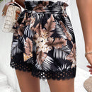 Shorts con cinturon con estampado tropical ribete con encaje