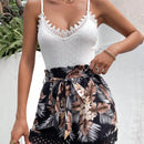 Shorts con cinturon con estampado tropical ribete con encaje
