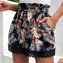 Shorts con cinturon con estampado tropical ribete con encaje
