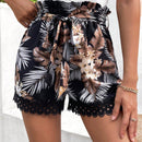 Shorts con cinturon con estampado tropical ribete con encaje