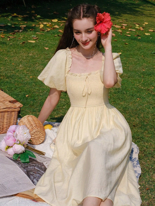 Vestido corpino con fruncido de manga farol